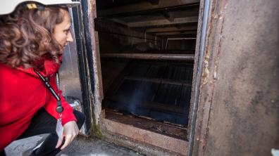 Un tambour filtrant pour la filtration fine. Patricia Dupuy, experte IRSN, observe le fonctionnement du tambour filtrant.   