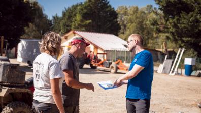 Un technicien de l'IRSN informe la population sur l'étude. Ici, discussion avec des agriculteurs. 