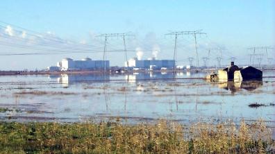 Les abords de la centrale du Blayais (Gironde) inondés à la suite de la tempête Martin de décembre 1999