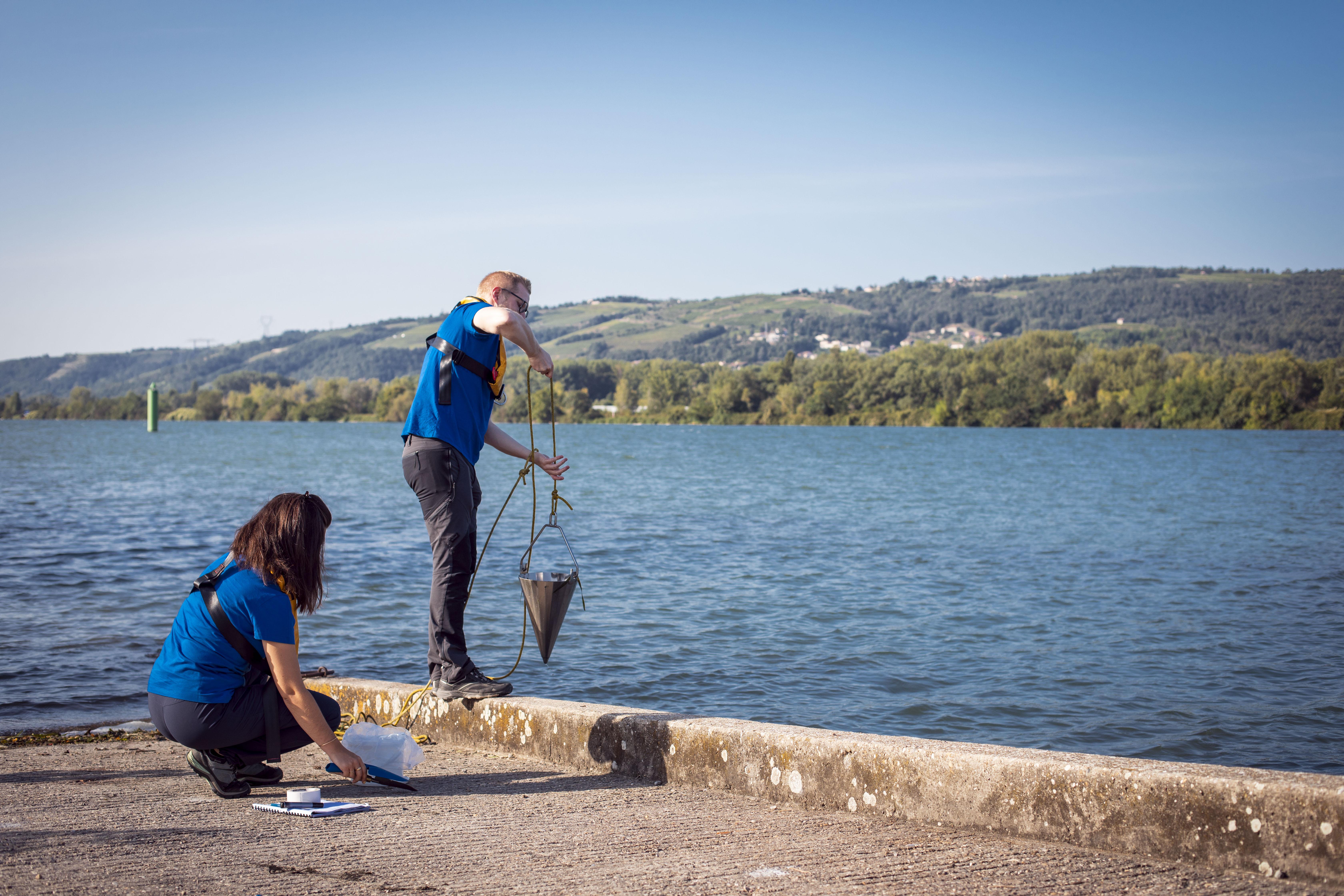 Prélèvements de sédiments dans le Rhône, près de la centrale