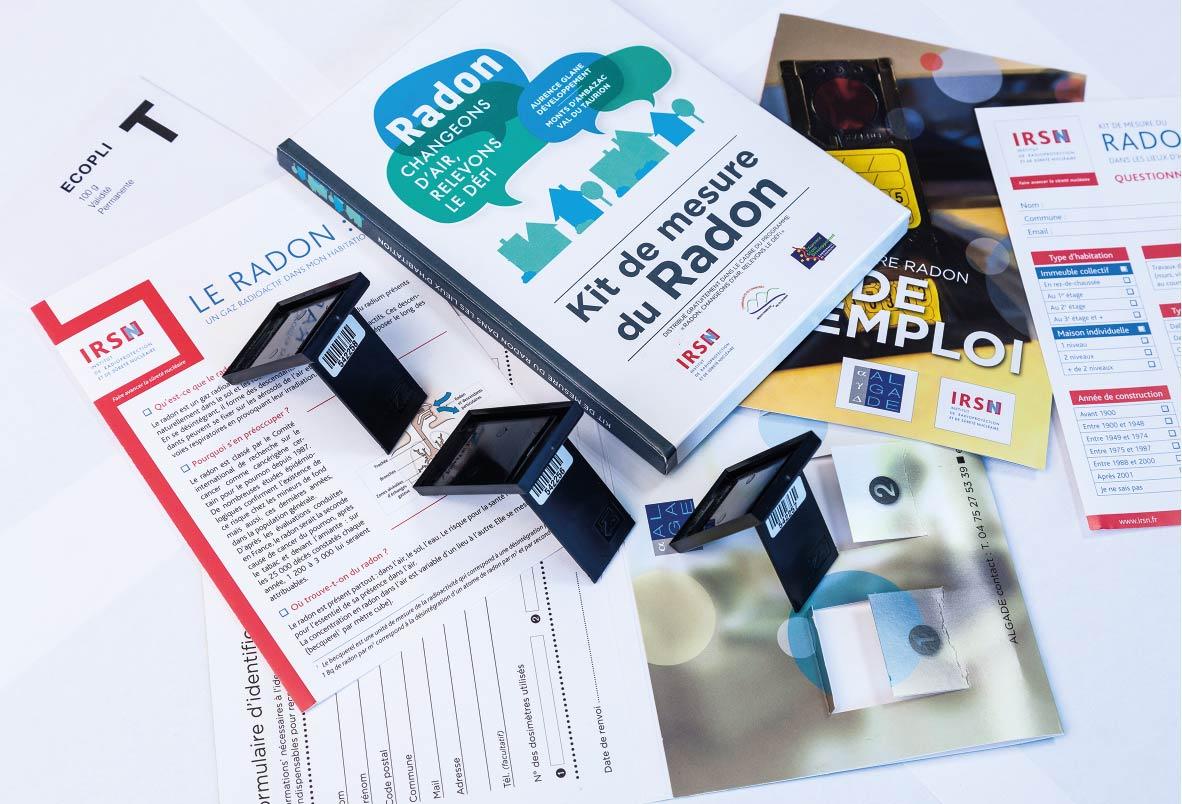 Le kit de mesure radon contient trois dosimètres, un formulaire d’identification et le mode d’emploi